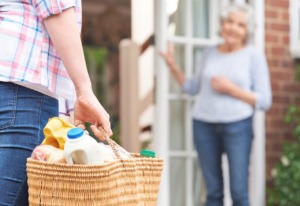 Senioren sind aktiv und haben Freude beim Einkaufen