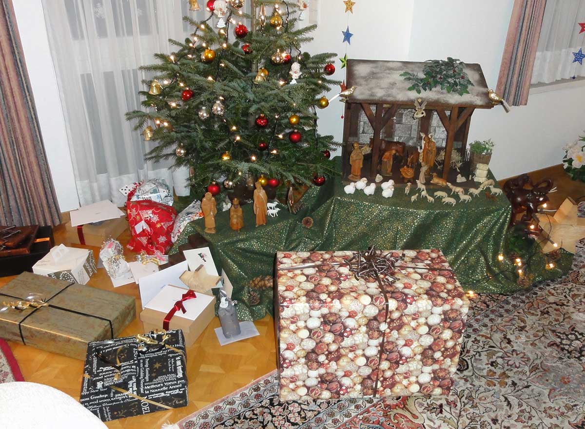 Krippe und Weihnachtsbaum in Seniorenwohnung
