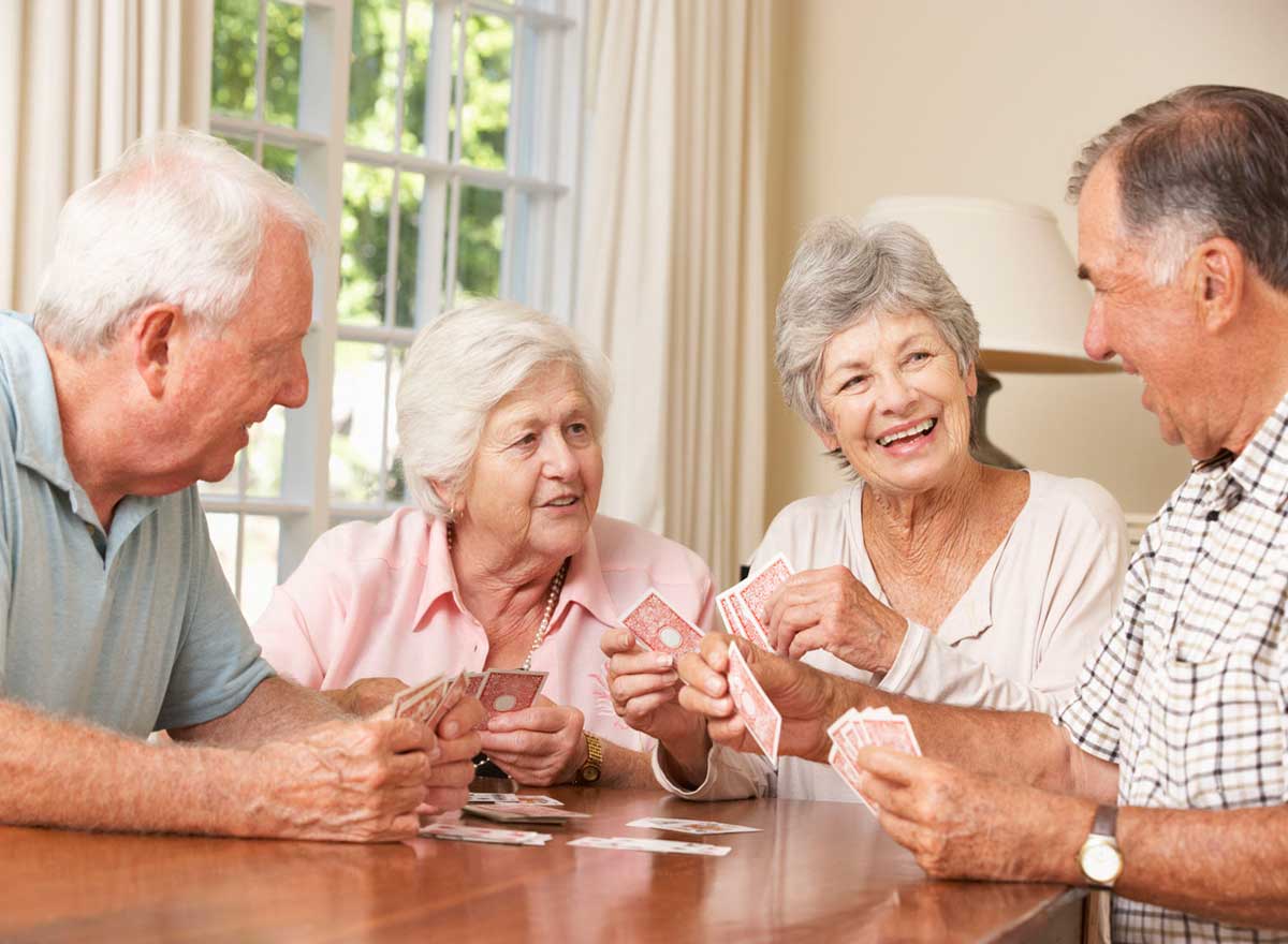 Seniorengruppe am Kartenspielen gegen Einsamkeit