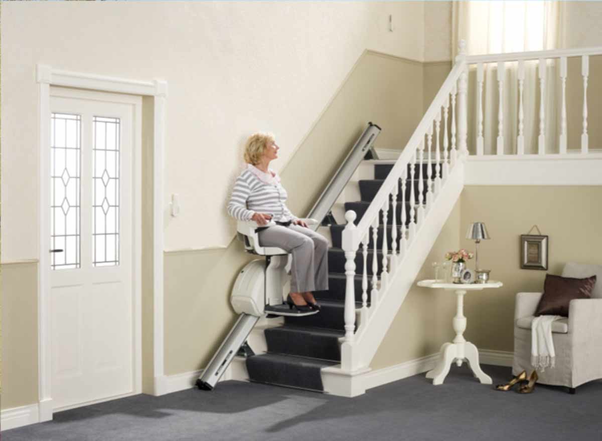 Treppen- und Plattformlifte für Seniorin