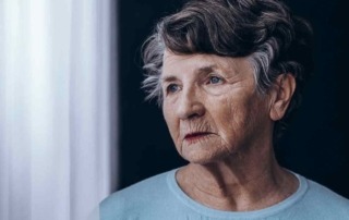 Melancholische ältere Seniorin