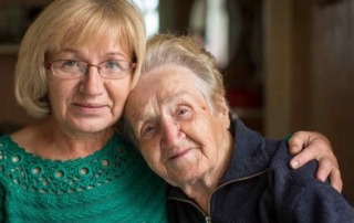 Tochter hält Mutter im Arm