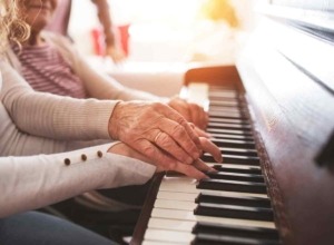 Ältere Senioren mit Enkelin am Klavier