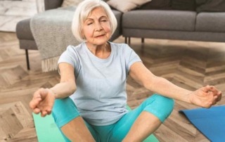 Seniorin bei Yoga