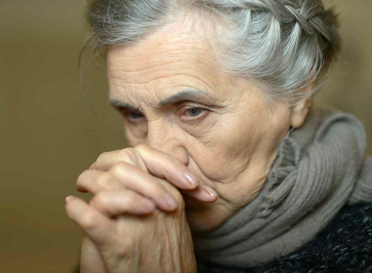 Seniorin beim Gebet