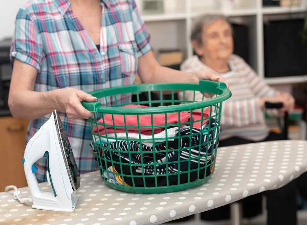 Betreuerin macht Wäsche für Seniorin