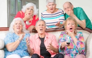 Seniorengruppe, die schlechte Nachrichten erfahren