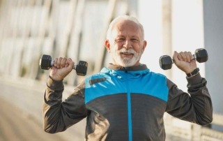 Älterer Senior beim Sport mit Hanteln