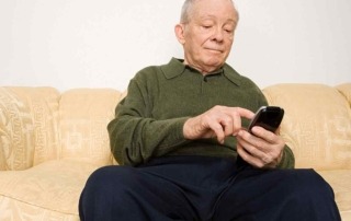 Senior mit Smartphone