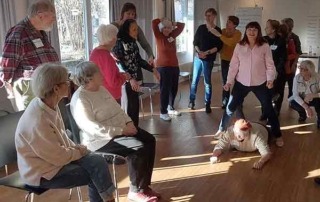 Senioren beim Spielen von Improvisations-Theater