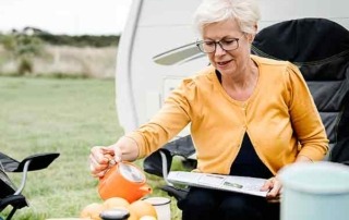 Seniorin bei Camper © rawpixel, 123RF Free Images