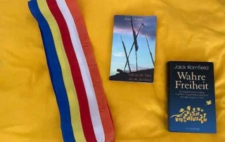 Gelbes Mediationskissen mit Bücher