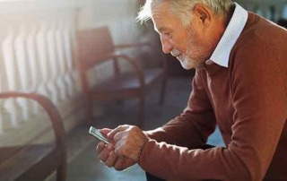 Senior mit Handy. Free. 78092567