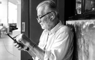 Senior probiert sich am Smartphone aus 58755555