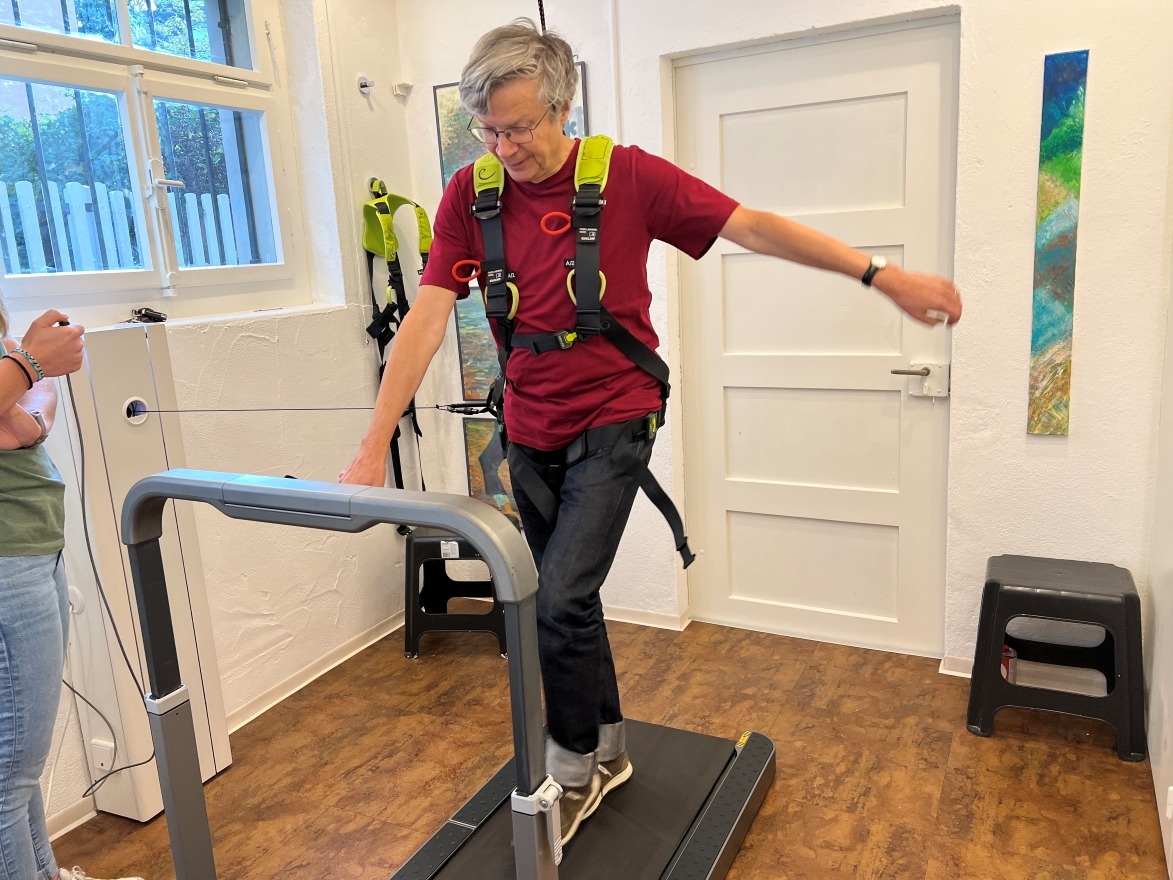 sturzzentrum-schweiz-mann-im-sturztraining SturzZentrum Schweiz - Mann im Sturztraining