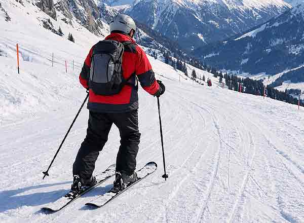 christines-seniorenbetreuung-blog-wintersport-senioren Älterer Herr auf Schipiste