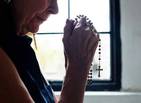 christines-seniorenbetreuung-blog-glaube-zweifel-tod Seniorin am Beten Bild-ID85968762